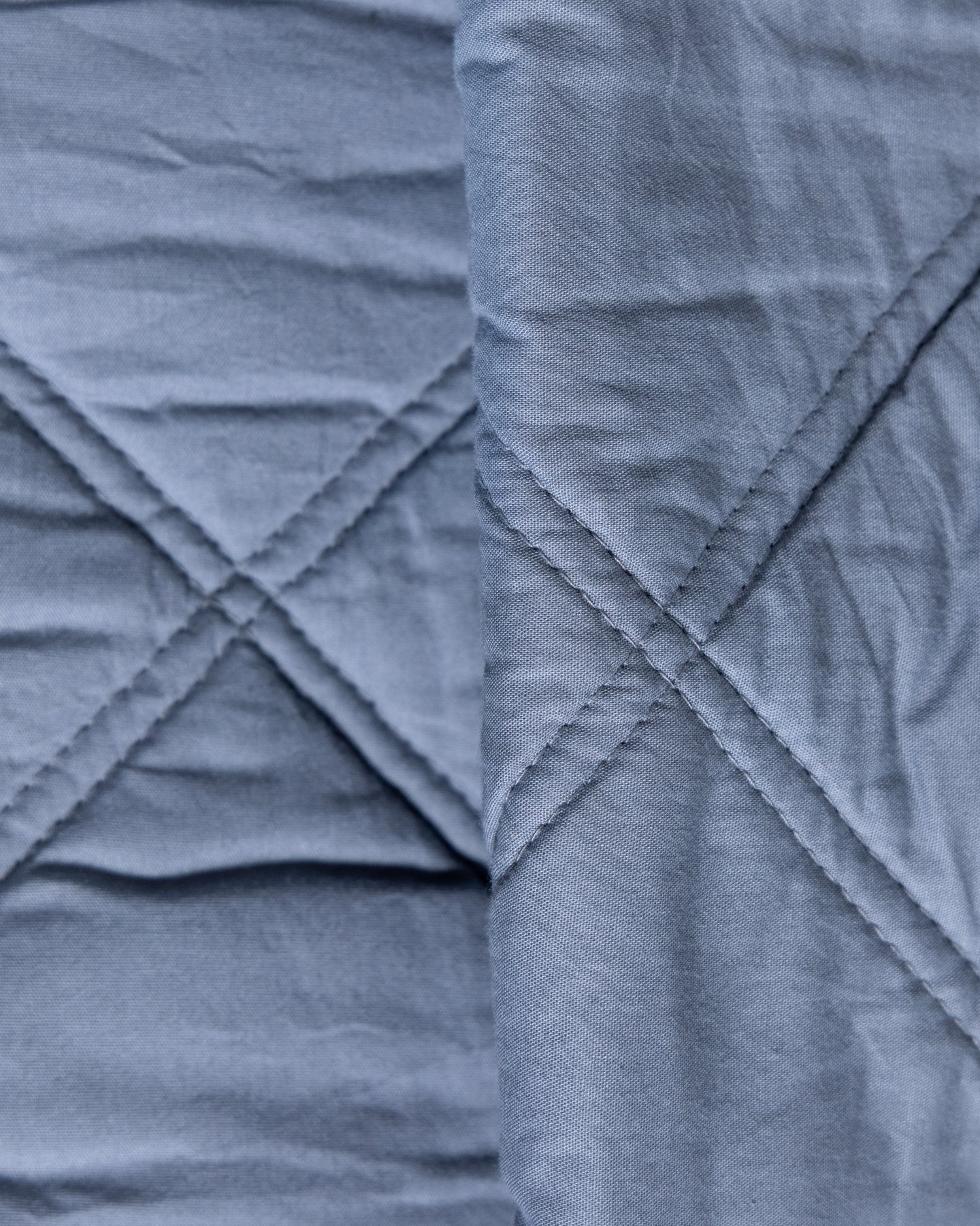 Diamond-Stitched Organic Cotton Percale Quilt Blanket - Image 10