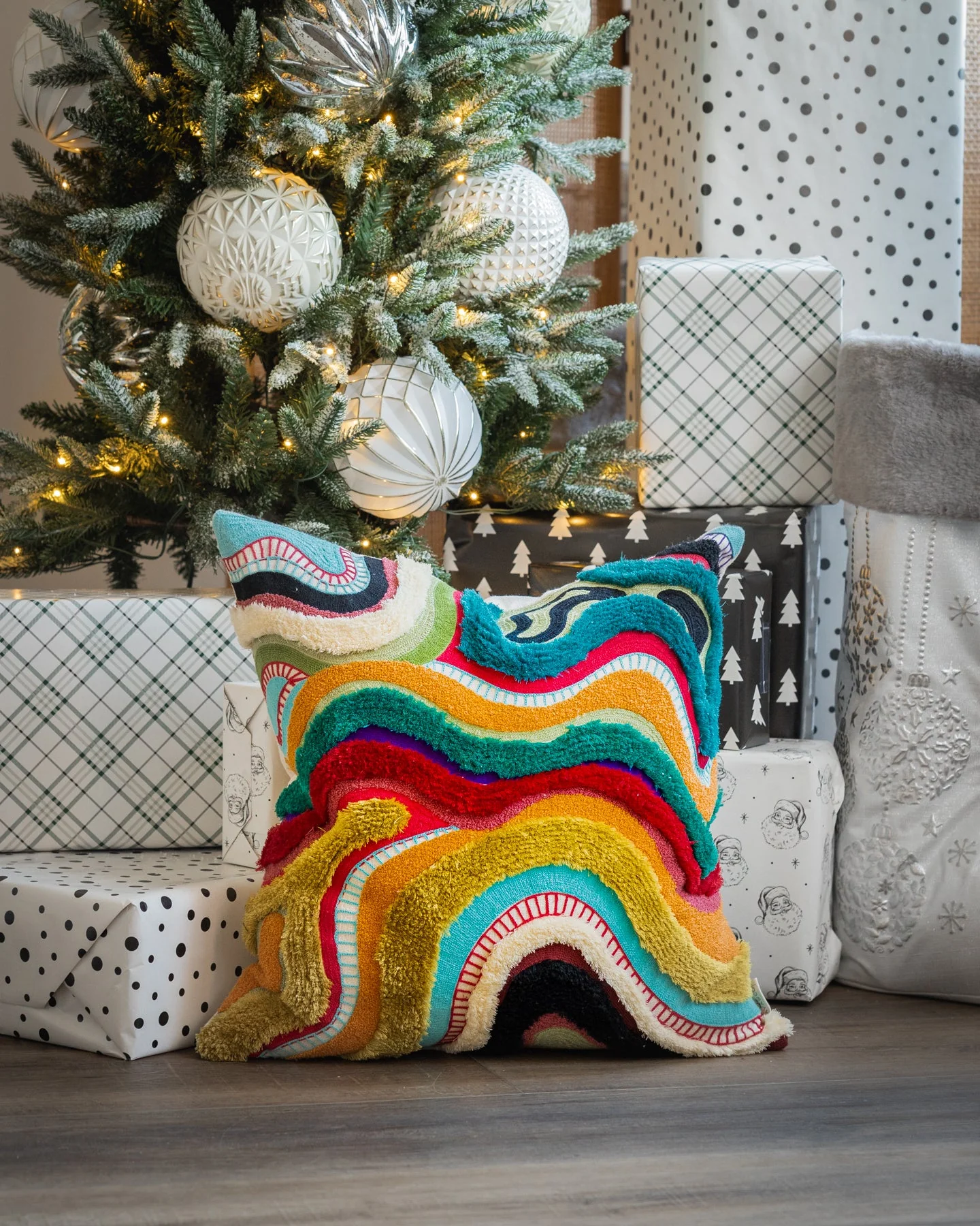 Echo Bundle: Square Pillow, Lumbar Pillow, Rug, Pouf - Image 9
